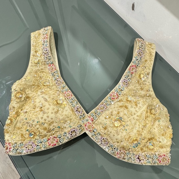 It would fit XS to M size. Both top and bottom are adjustable. - Picture 4 of 5